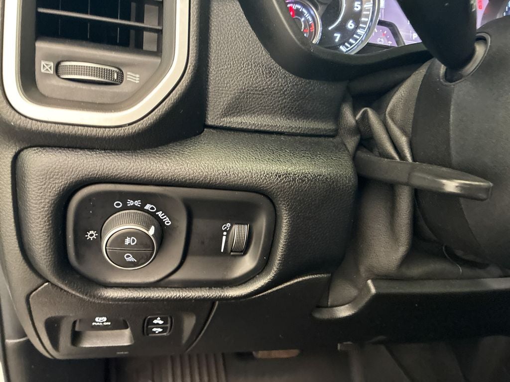 2020 RAM 1500 Big Horn Crew Cab 4x4 5'7' Box